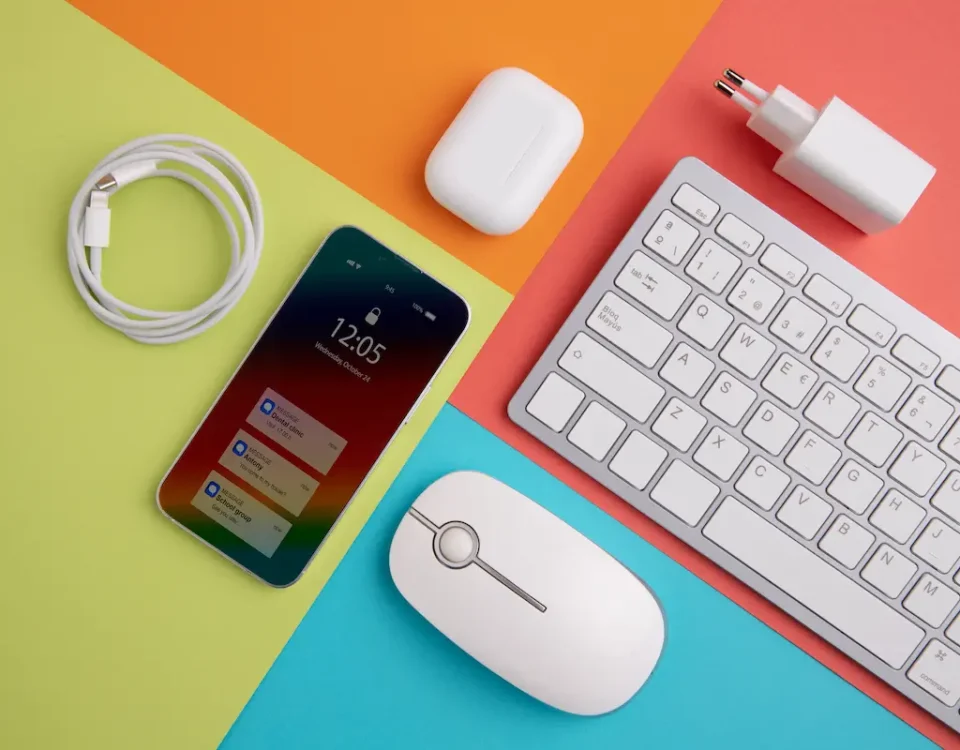 Gadgets: o que são, tipos, história e para que servem gadgets sobre uma mesa colorida