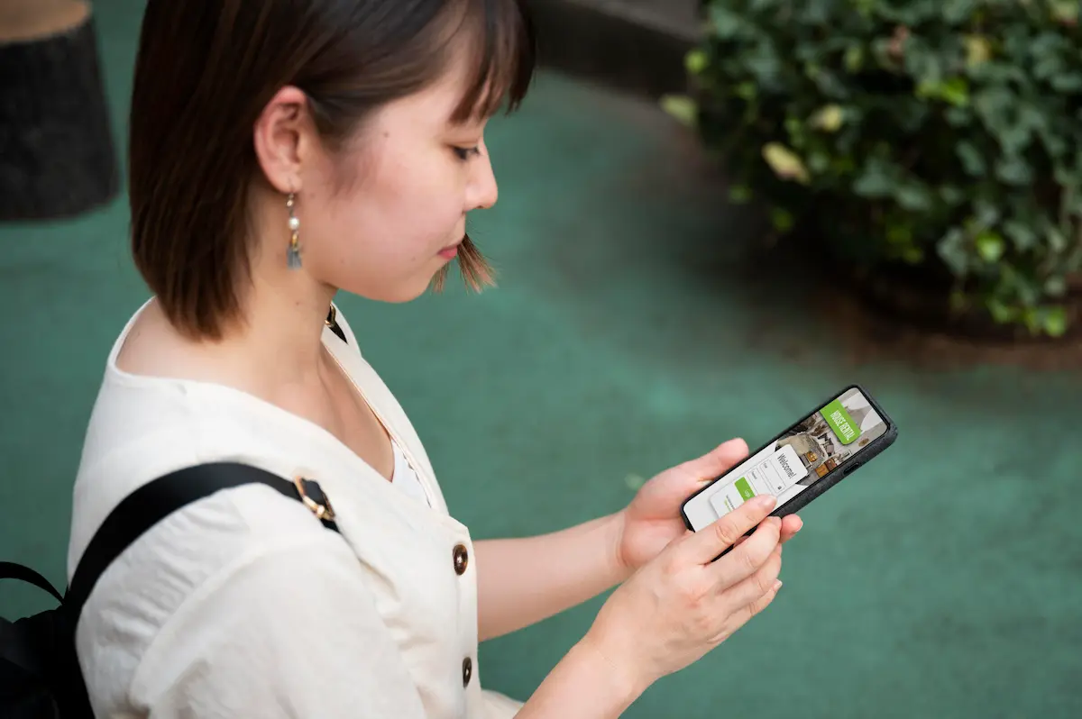 Gadgets: o que são, tipos, história e para que servem mulher usando smartphone, um dos principais tipos de gadgets