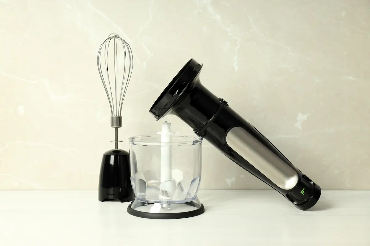 mixer de mão desmontado para limpeza