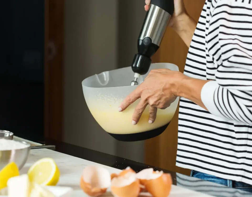 Mixer de mão: o que é, como funciona e dicas de uso pessoa usando mixer de mão