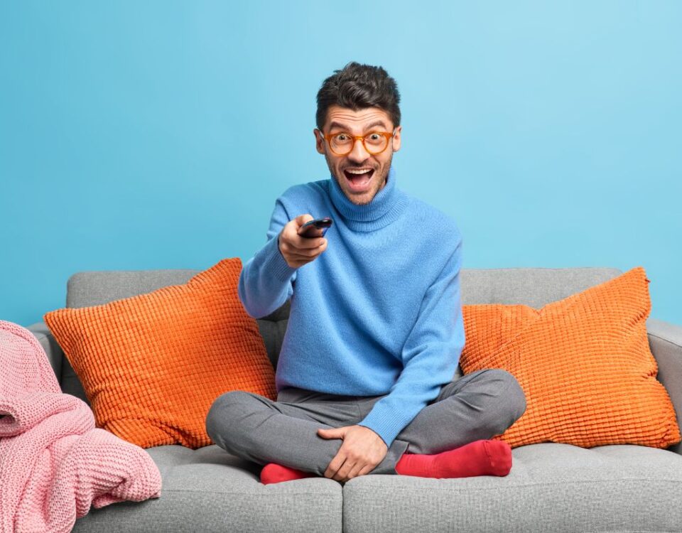 O Guia Definitivo: O Que é IPTV e Como Fazer o Teste IPTV na TV LG Smart em 2024 jovem assistindo iptv