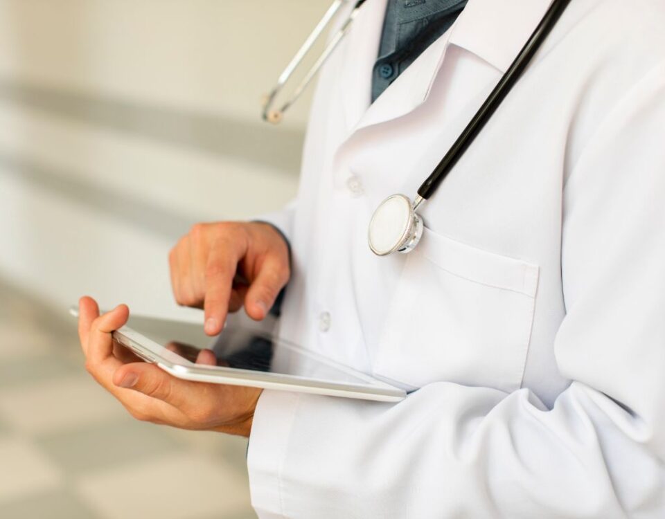 medico utilizando um tablet