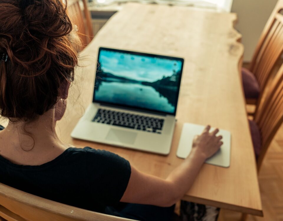 A Revolução do Entretenimento Digital pelos Gadgets 13 mulher usando gadget para entretenimento digital