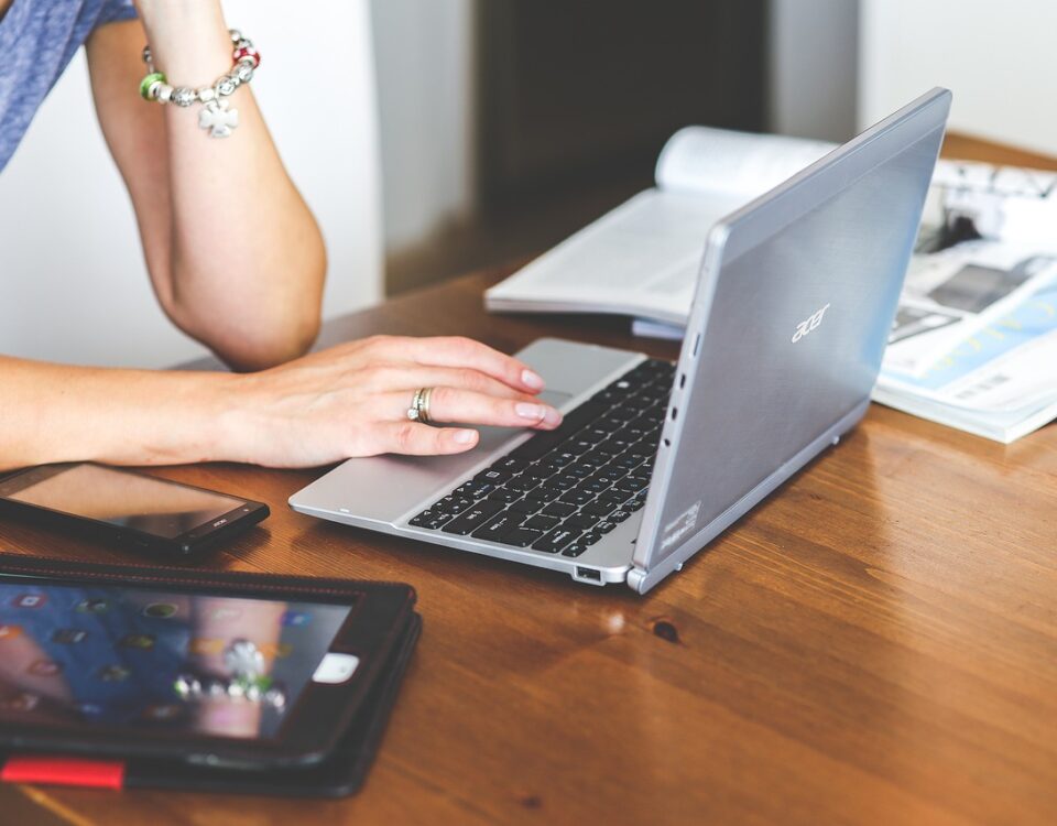 Inovações em Dispositivos Eletrônicos: quais são? 4 mulher usando Inovações em Dispositivos