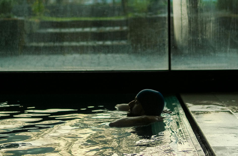 Aquecedores de Piscinas: como escolher e como funcionam homem nadando em piscina com aquecedores de piscinas