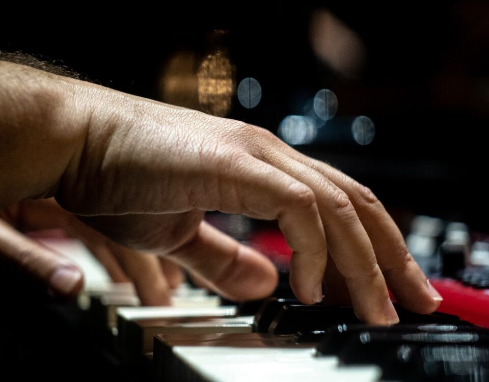 Teclados Eletrônicos: tipos e funcionalidades homem usando teclados eletrônicos