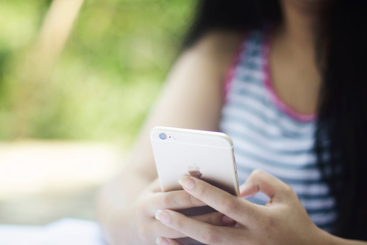 mulher baixando aplicativos de relacionamentos