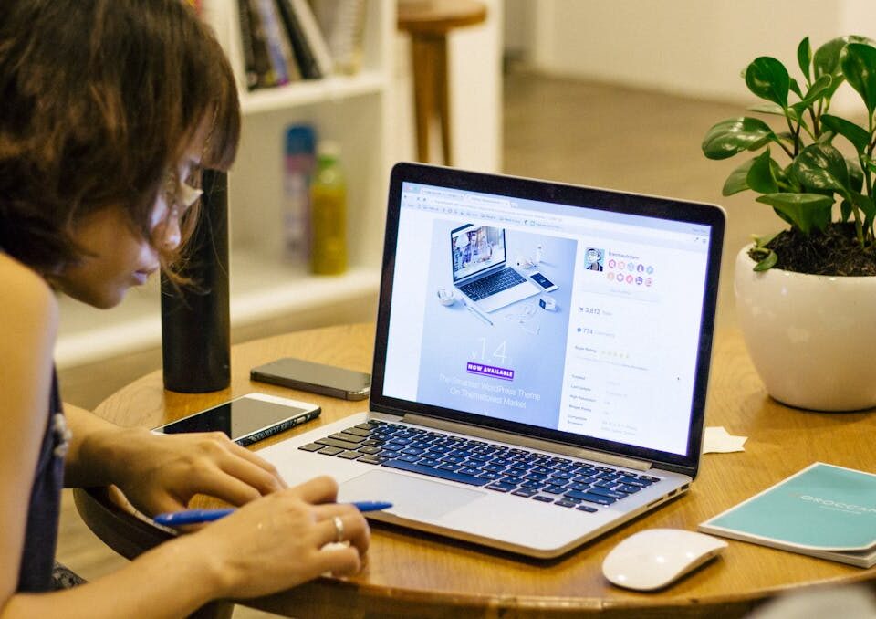 mulher escolhendo computador para home office