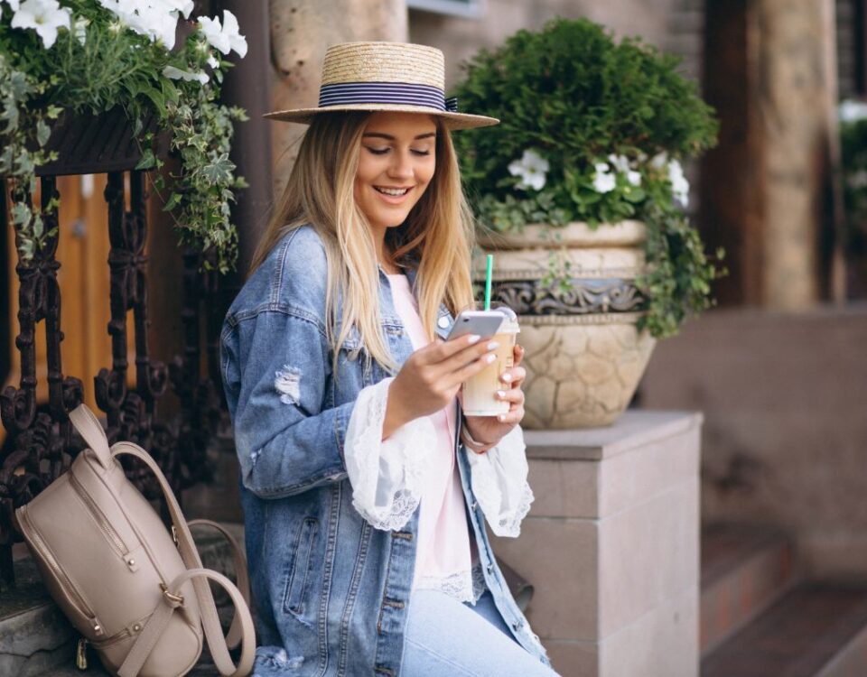 Gadgets para Estadia em Imóveis Alugados mulher usando gadgets em imóveis alugados