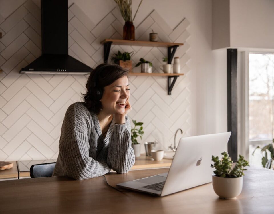 Gadgets que Facilitam Relacionamentos à Distância mulher usando gadgets para relacionamentos à distância