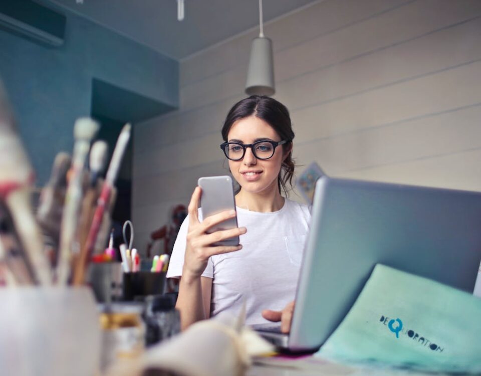 Equipamentos Essenciais para Pequenos Negócios mulher em pequenos negócios