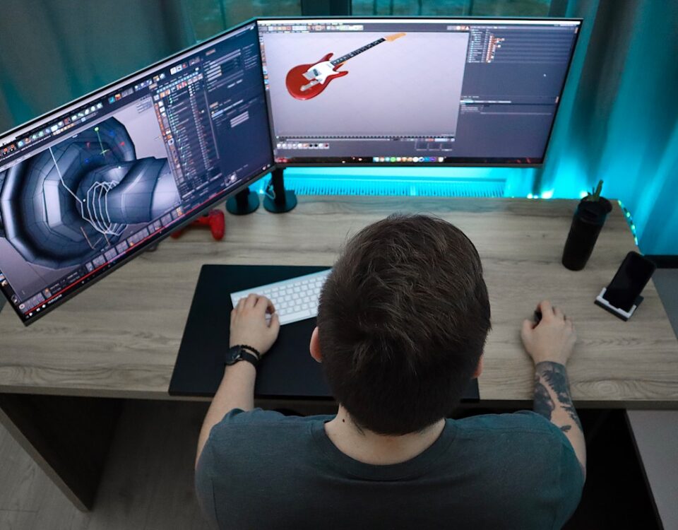 Monitores 4K: informações técnicas e vantagens homem usando Monitores 4K