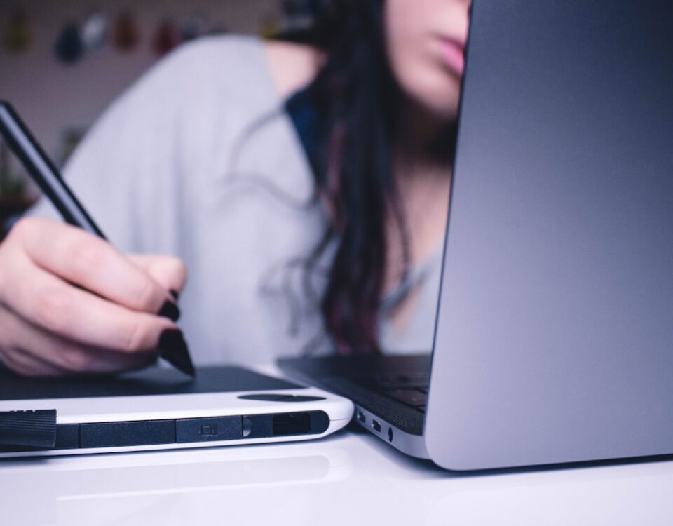 Estudo em Casa: gadgets inovadores e essenciais realizando Estudo em Casa