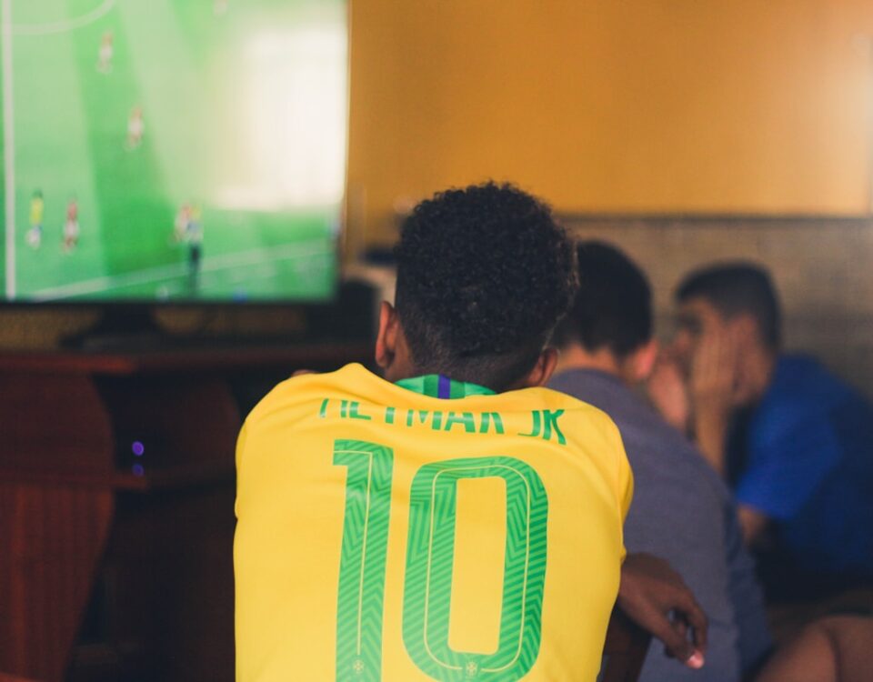 Gadgets para Futebol: torcedores mais conectados homem usando gadgets para futebol