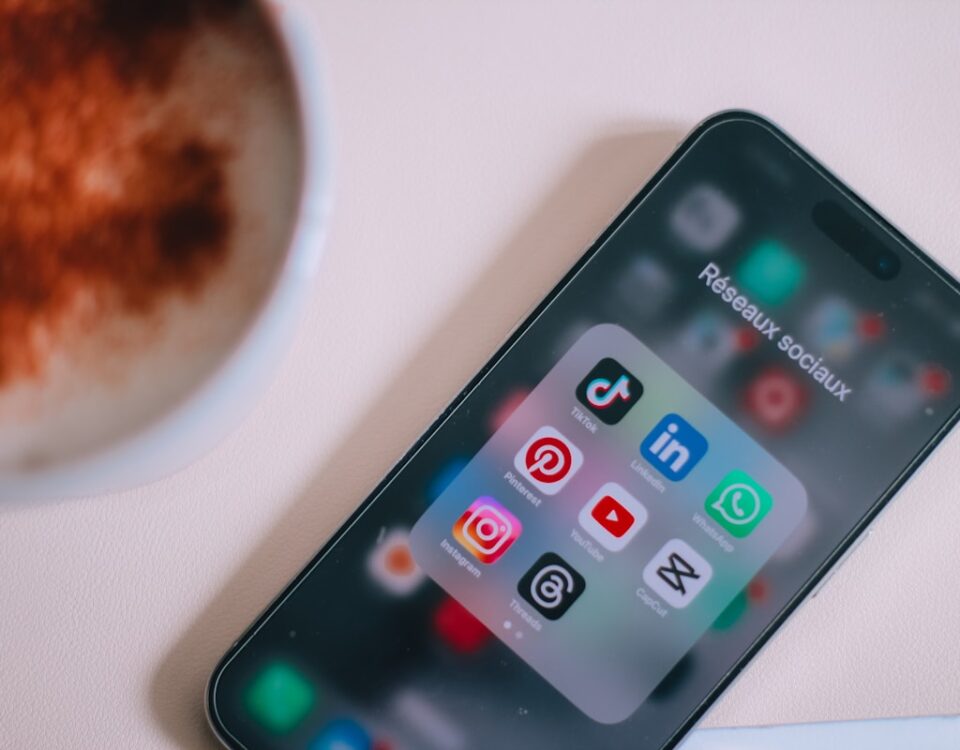 Comparativo de Funcionalidades: WhatsApp GB Atualizado 2024 vs. YoWhatsApp a close up of a cell phone on a table