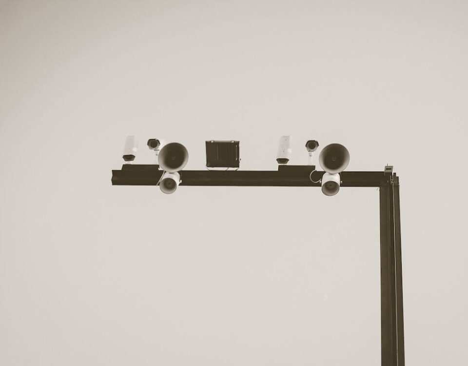 Eletroeletrônicos que garantem segurança no trabalho White Surveillance Cameras