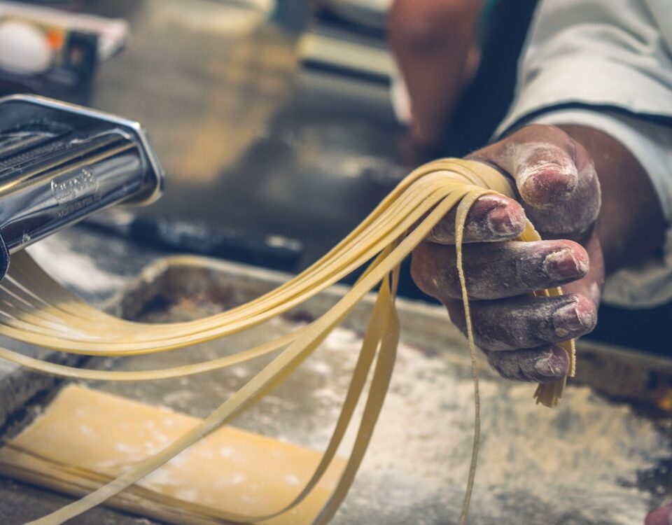 Cozinhar com eficiência: eletrodomésticos que revolucionam suas receitas person sheeting dough