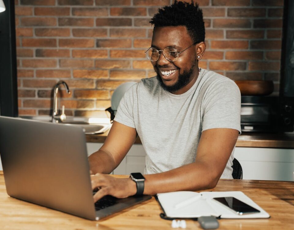 Equipamentos Eletrônicos Essenciais para Empreendedores Modernos Man Using a Laptop