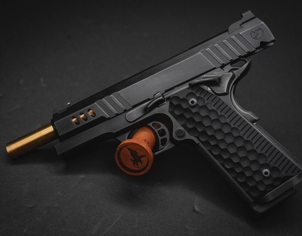 Os eletrônicos que estão transformando o treinamento com armas de fogo a close up of a gun on a black surface