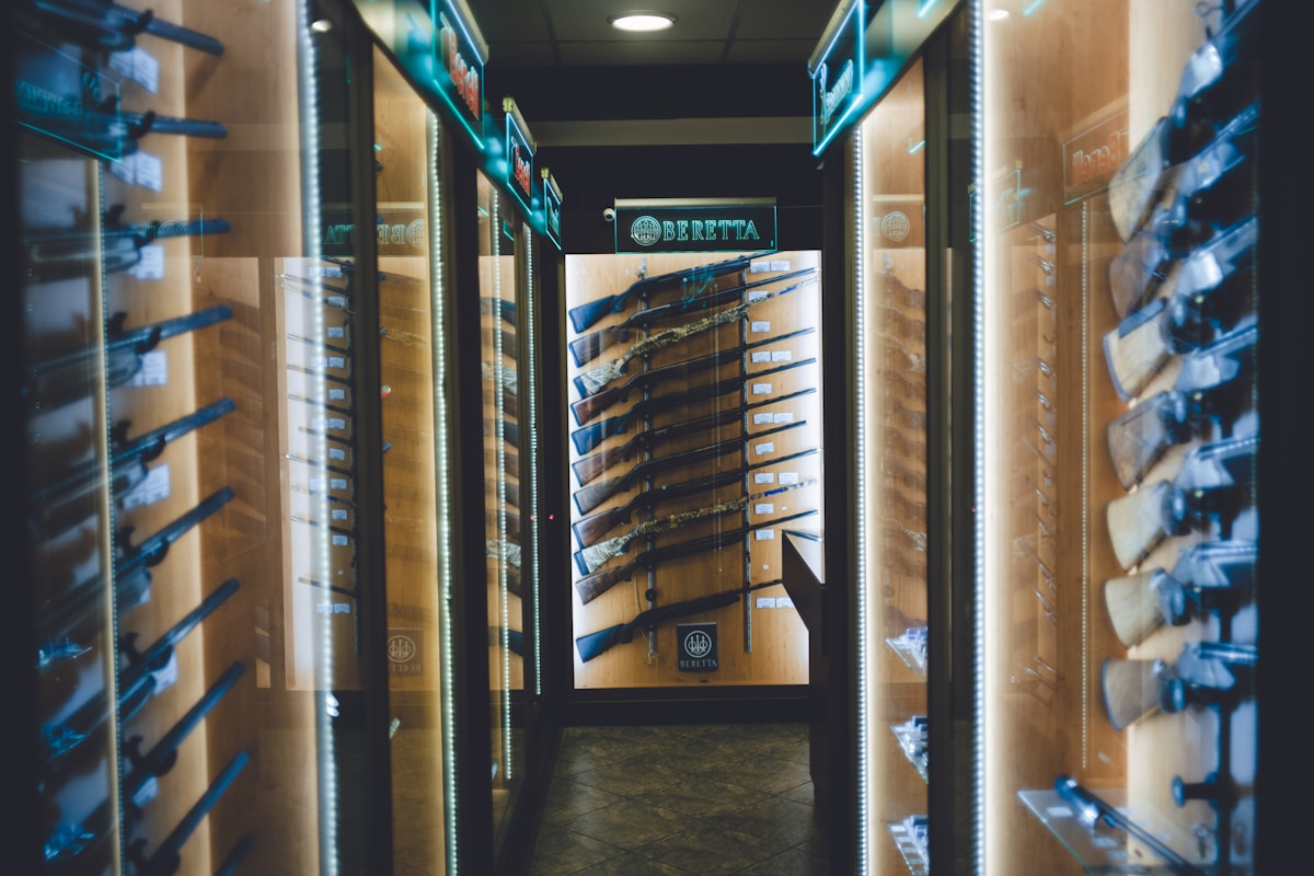 Os eletrônicos que estão transformando o treinamento com armas de fogo white and black store front