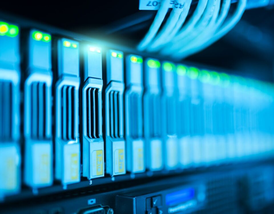 Como a infraestrutura do data center impacta a hospedagem de sites Close Up Photo of Mining Rig