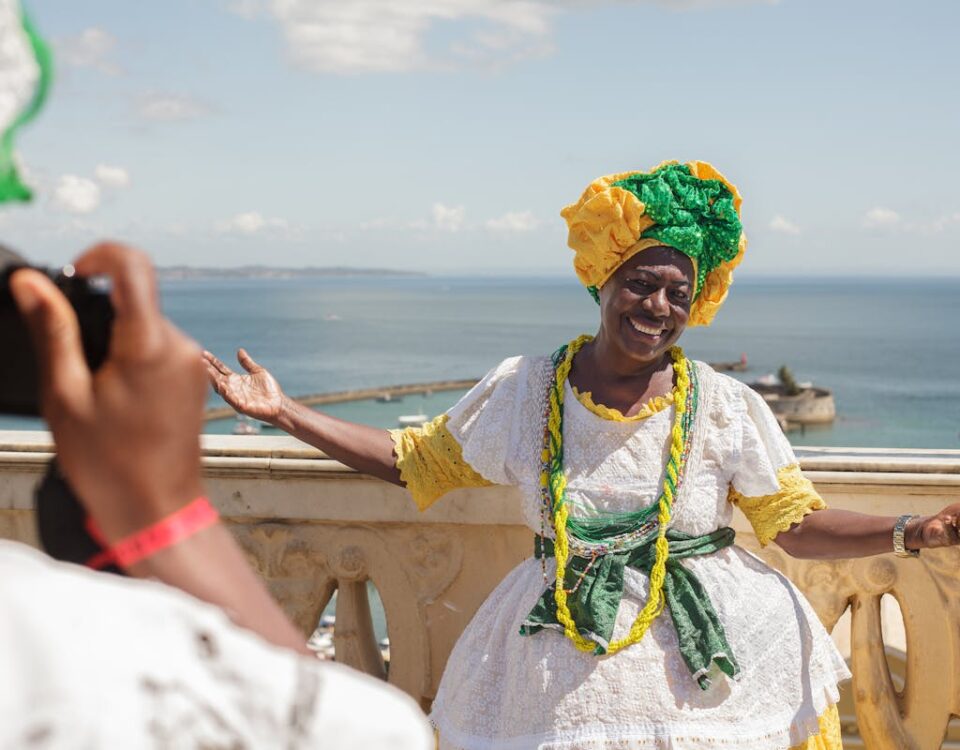 Melhores câmeras para registrar viagens em cidades brasileiras Smiling Woman Posing against Sea