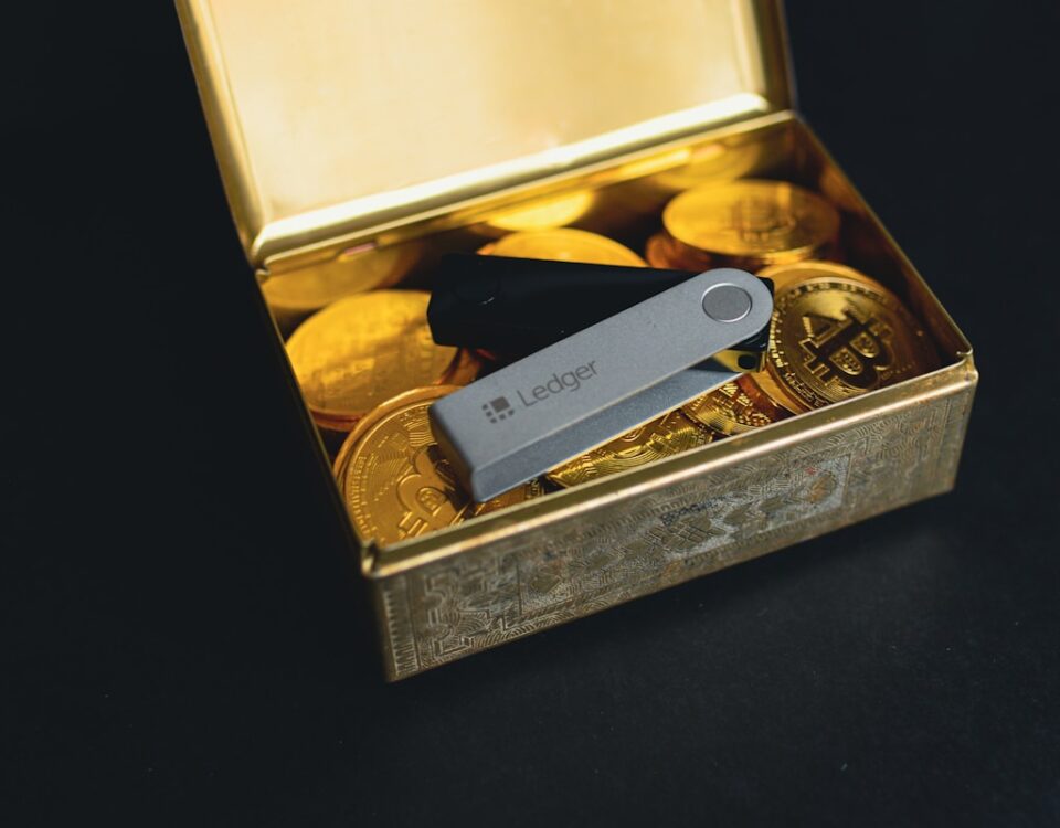As Melhores Carteiras Eletrônicas para Guardar Suas Criptomoedas a swiss army knife sitting in a box of gold coins