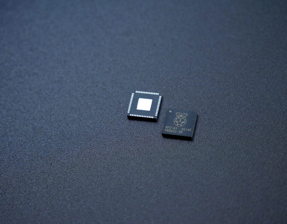Como os microcontroladores estão revolucionando a programação? a couple of microchips sitting on top of a table