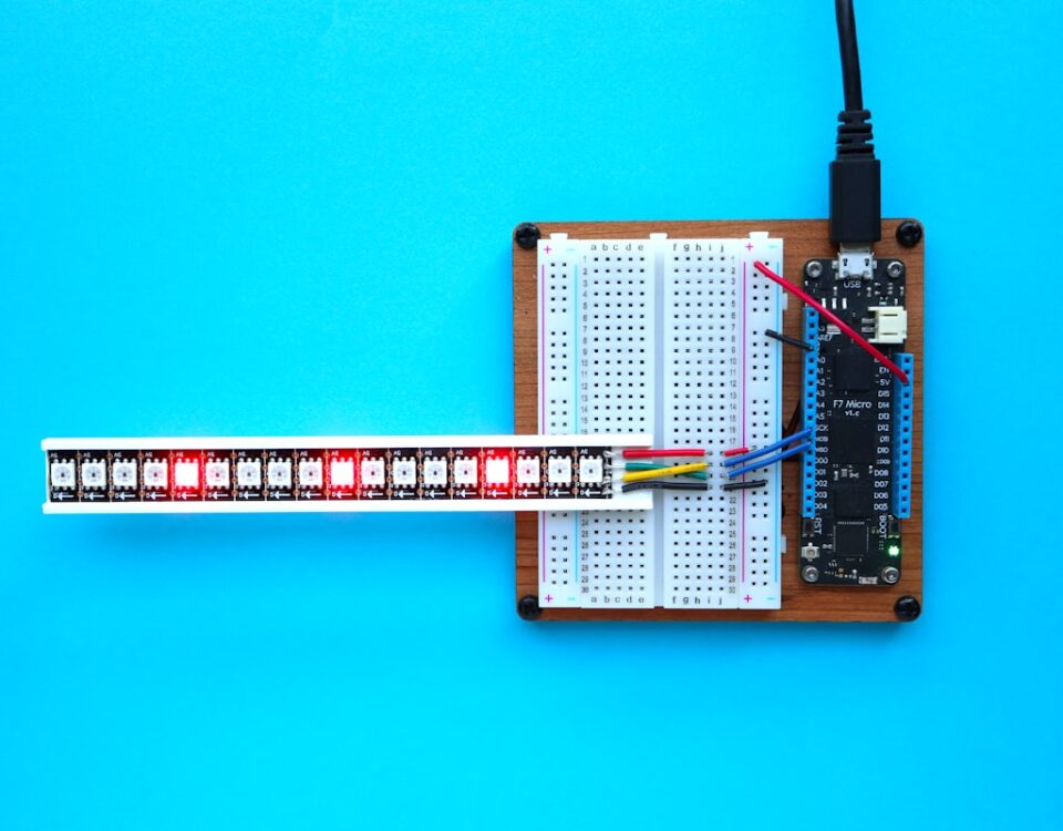 Cursos livres de eletrônica para entusiastas e profissionais a breadboard with a thermometer and a soldering tool