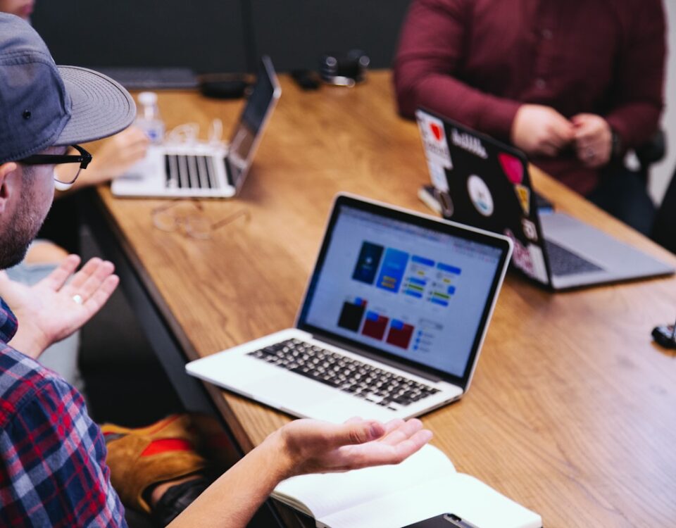 Os eletrônicos que você precisa para impulsionar suas campanhas de marketing man talking in the meeting