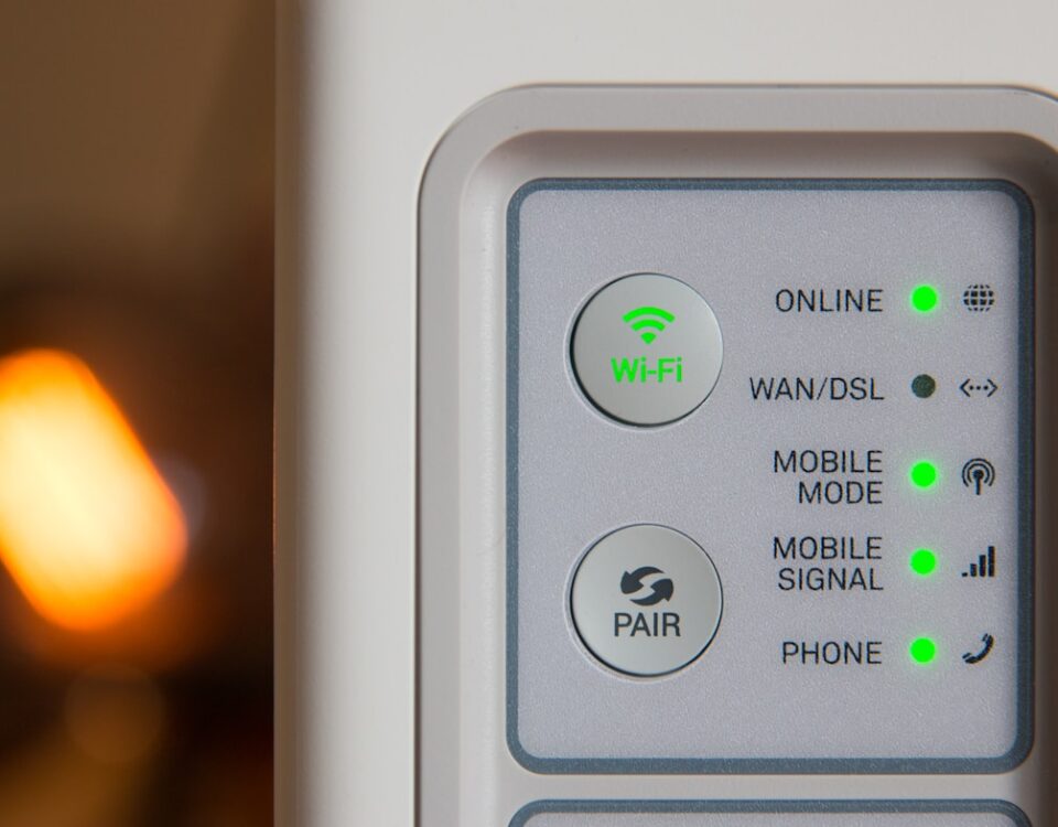 Dispositivos que potencializam sua conexão de fibra em casa white modem outer is turned on