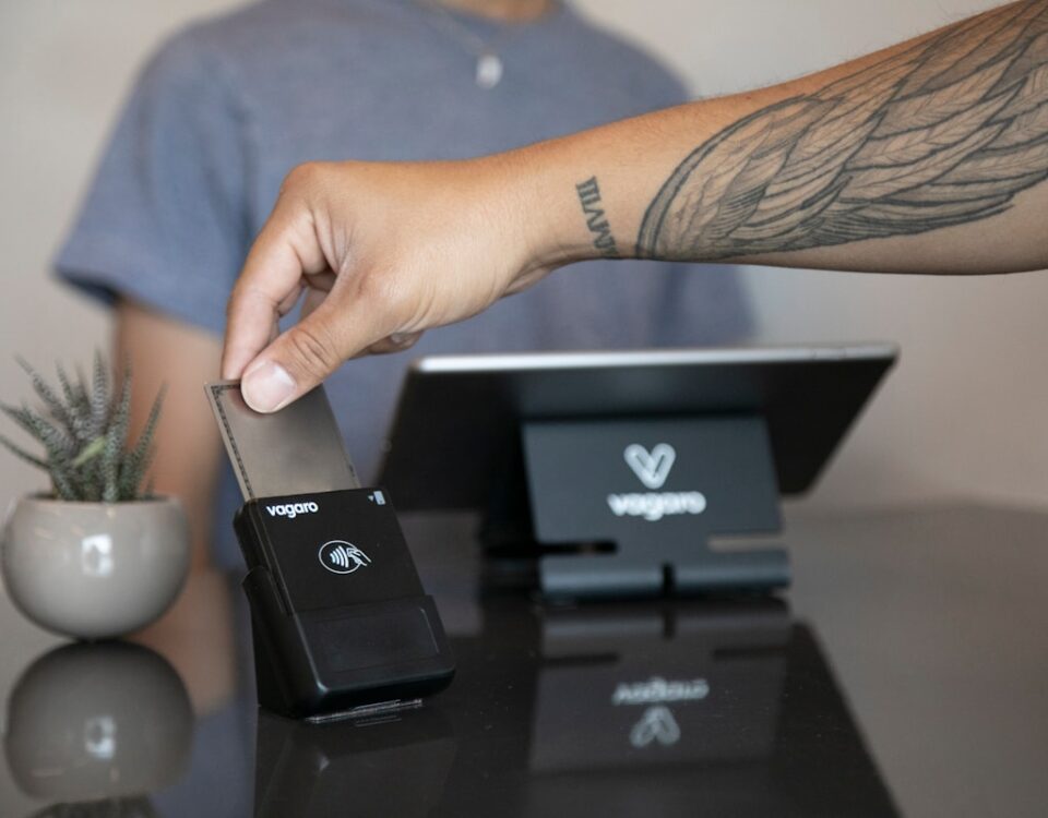 Equipamentos essenciais para o comércio eletrônico em Mato Grosso a person holding a device in their hand