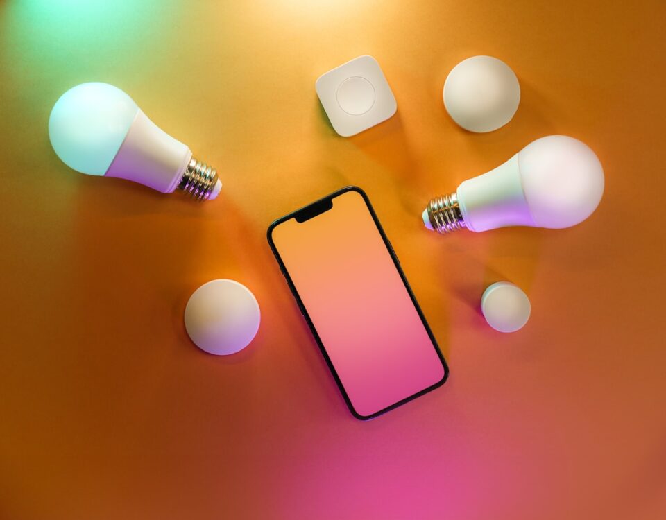 Como integrar chatbots no WhatsApp com dispositivos IoT a cell phone sitting on top of a table
