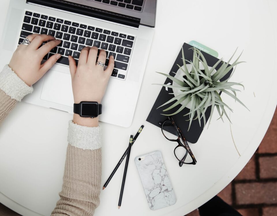 Os melhores dispositivos para suporte a chatbots person using laptop computer beside aloe vera