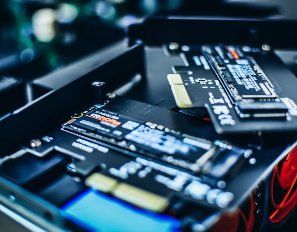Melhor hardware para otimizar o desempenho de um servidor VPS black and gray computer motherboard