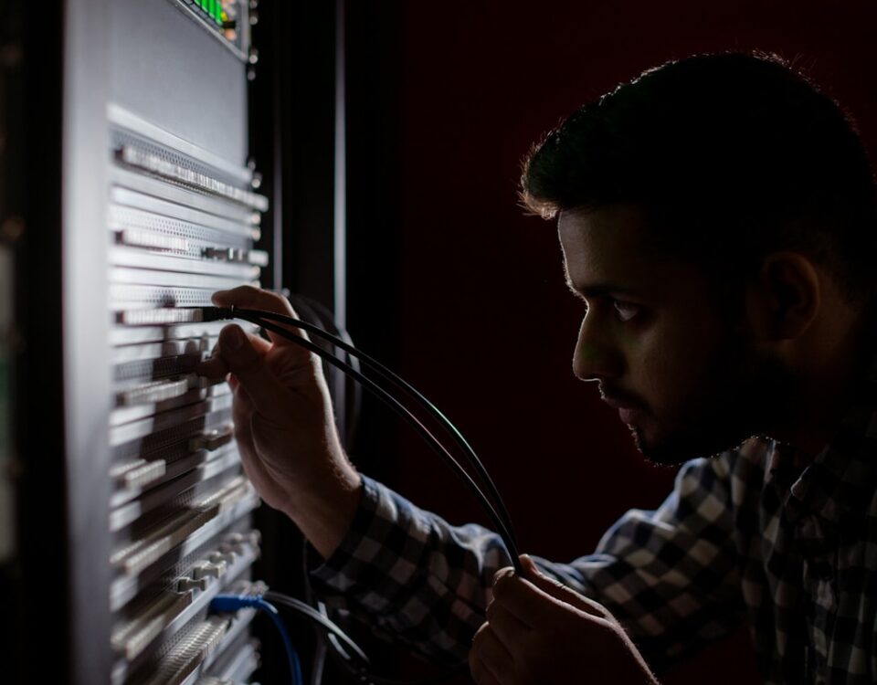 Por que a terceirização de TI é vital para os aparelhos da sua empresa? man in black and white plaid dress shirt