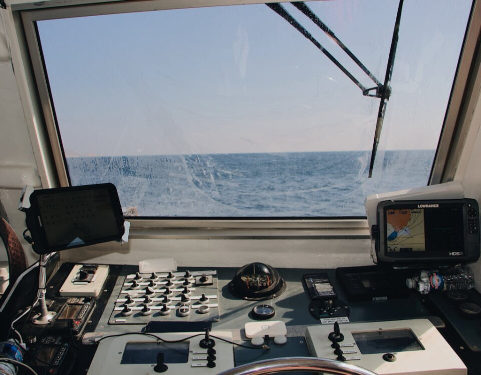 Como escolher o sonar de pesca ideal: Dicas e especificações View from a boat cockpit featuring navigation equipment, overlooking the vast ocean