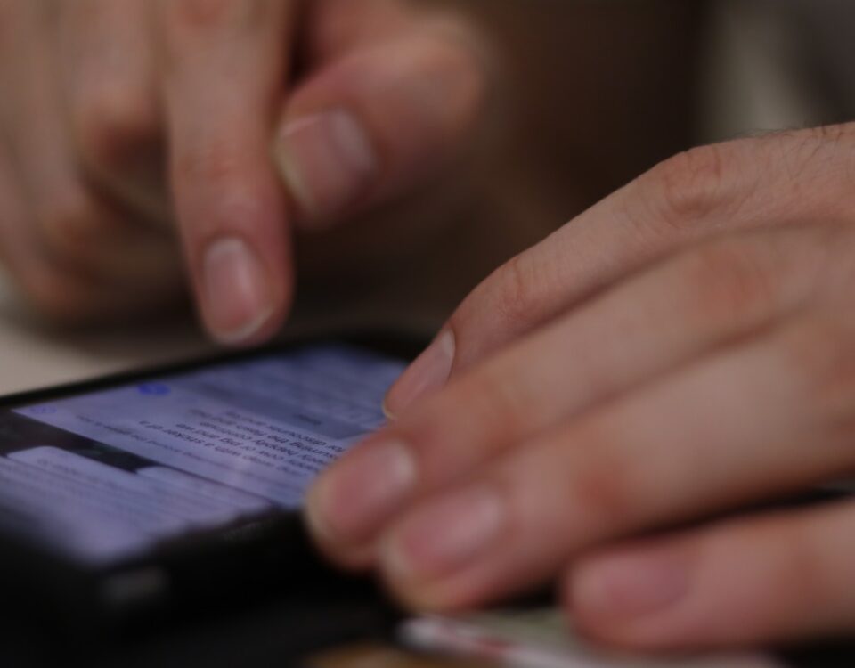Dispositivos que otimizam o atendimento com robôs a close up of a person using a cell phone