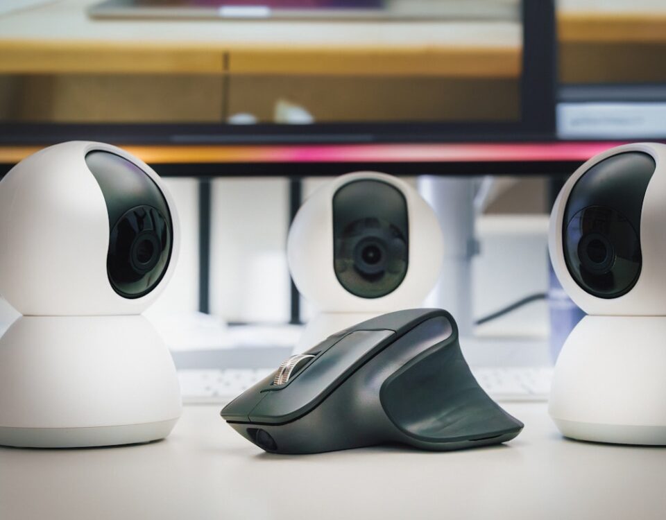 Como configurar um firewall para proteger seus dispositivos IoT A group of three cameras sitting on top of a table
