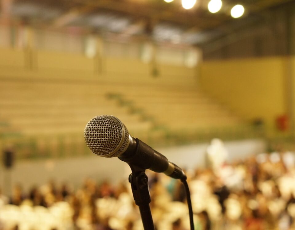 Equipamentos essenciais para coletivas de imprensa shallow focus photo of black corded microphone
