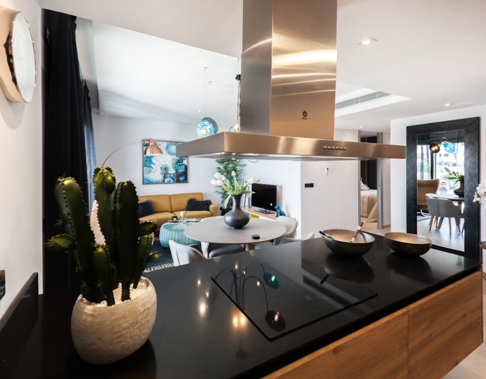 Exaustor de Cozinha Profissional: Como Escolher o Modelo Ideal round white wooden table near kitchen island