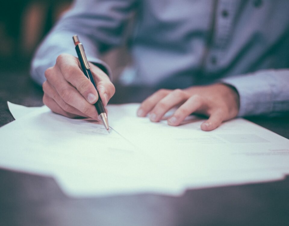Como Controlar Folha de Ponto: Dicas para uma Gestão Eficiente do Registro de Horas man writing on paper