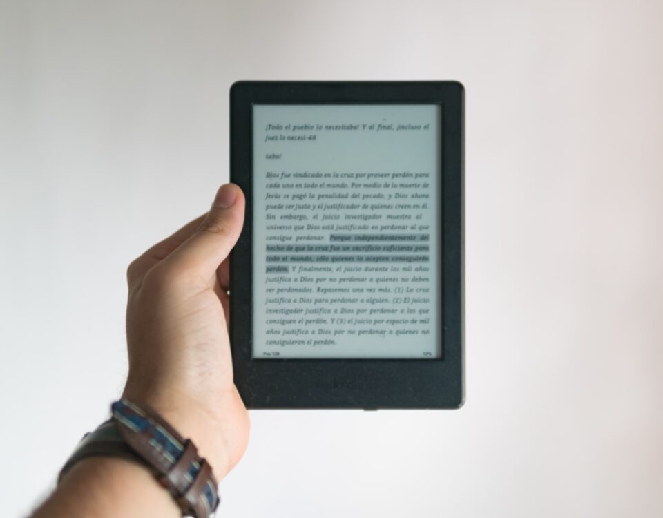 Como Escolher o Kindle Ideal para Leitura? Dicas de Compra! person holding black e book reader