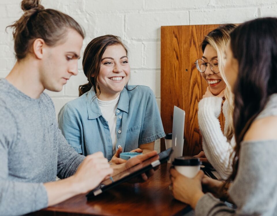 Gadgets que otimizam seu método de estudo A group of friends at a coffee shop