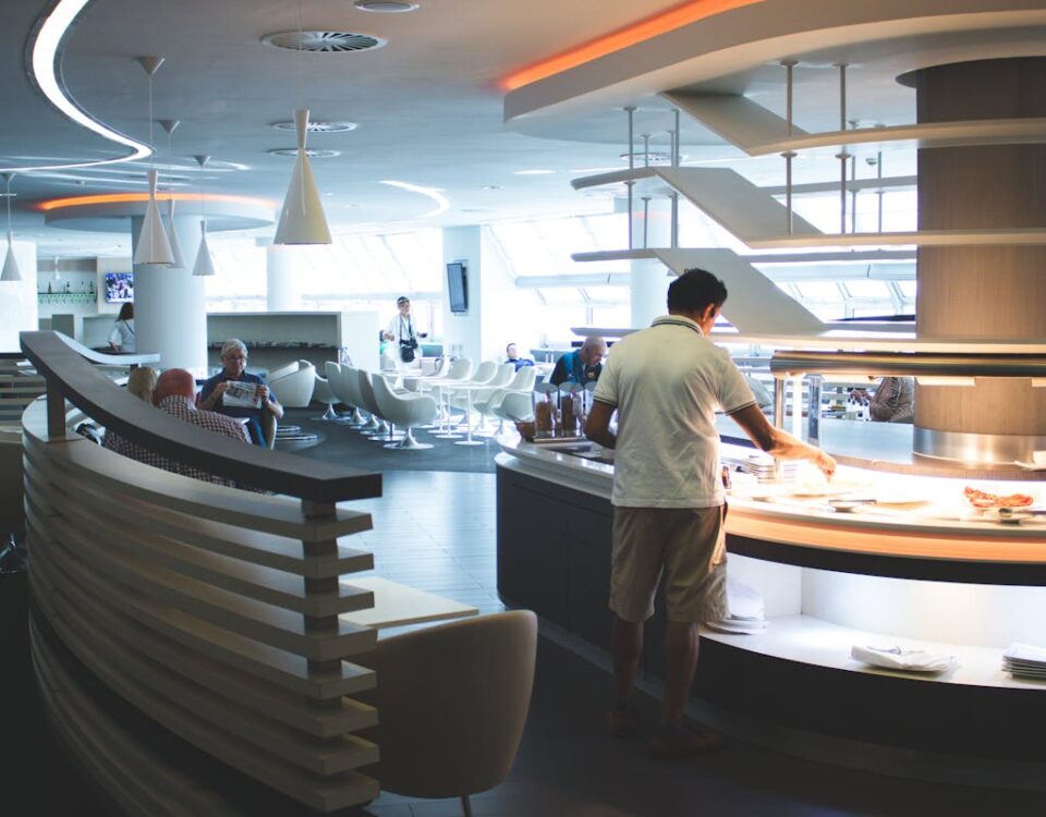 Equipamentos essenciais para buffets modernos Stylish airport lounge with buffet and seating, featuring sleek interior design and contemporary furniture.