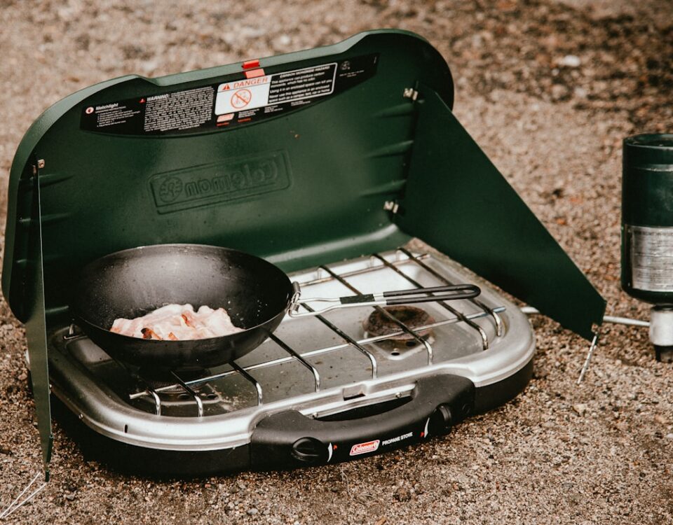 A importância do eletrodoméstico certo para receitas especiais a green garbage can with a black lid and a black lid