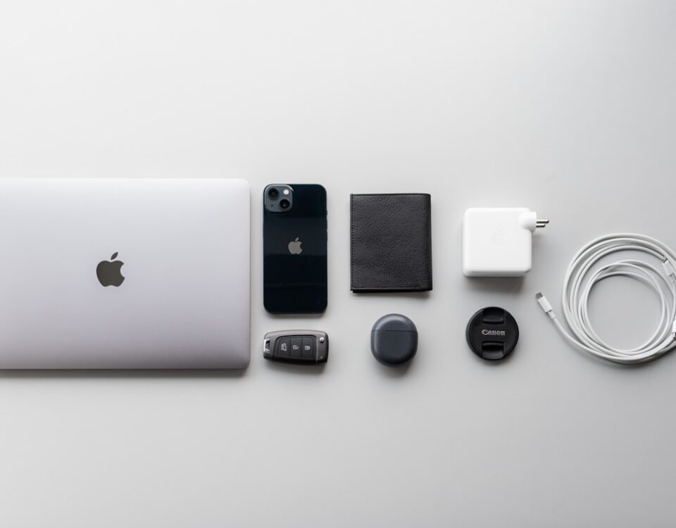 Dispositivos que revolucionaram o acesso às notícias a white apple laptop sitting on top of a table