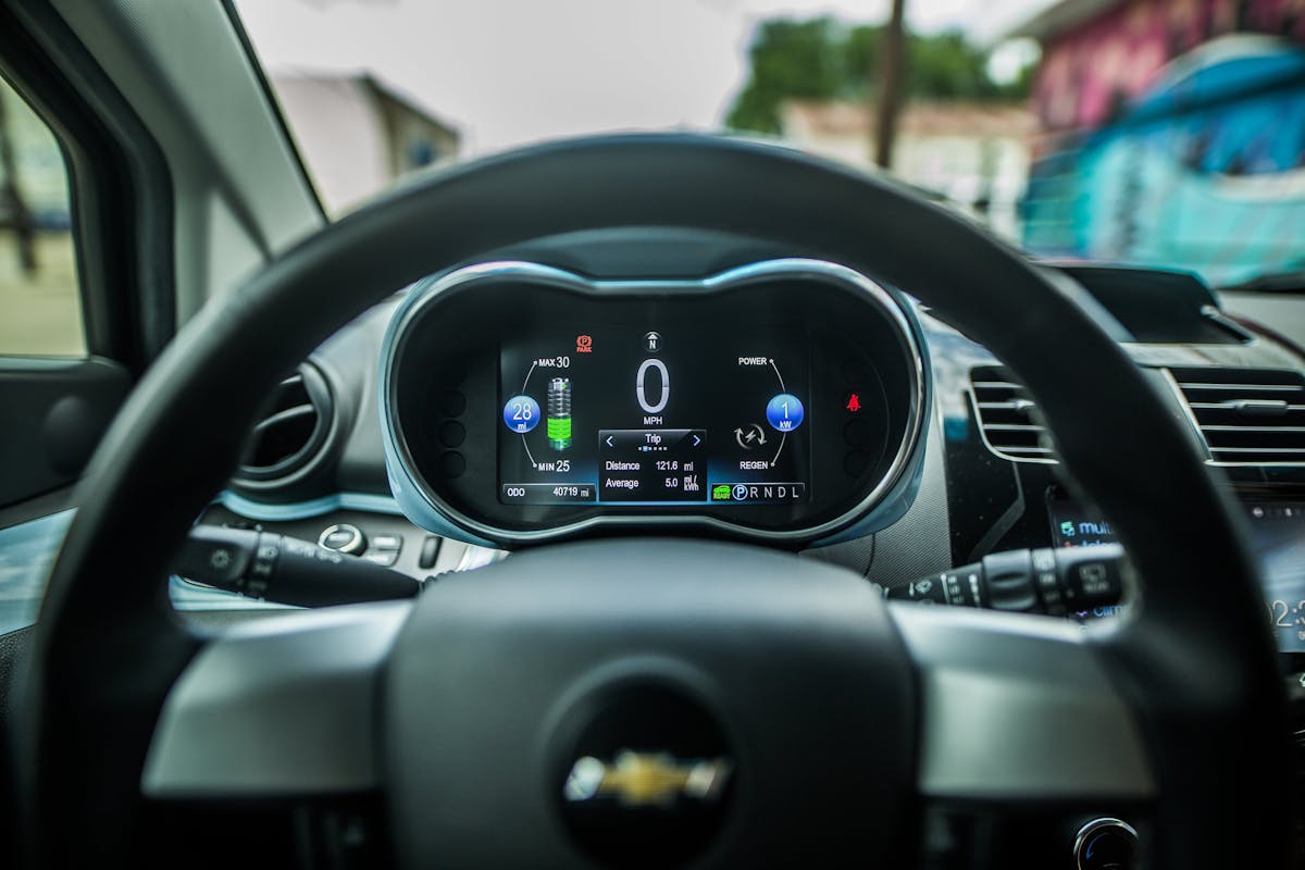 Volantes ajustáveis: conforto para motoristas de todos os perfis Close-up of a car's dashboard featuring a digital display and steering wheel.