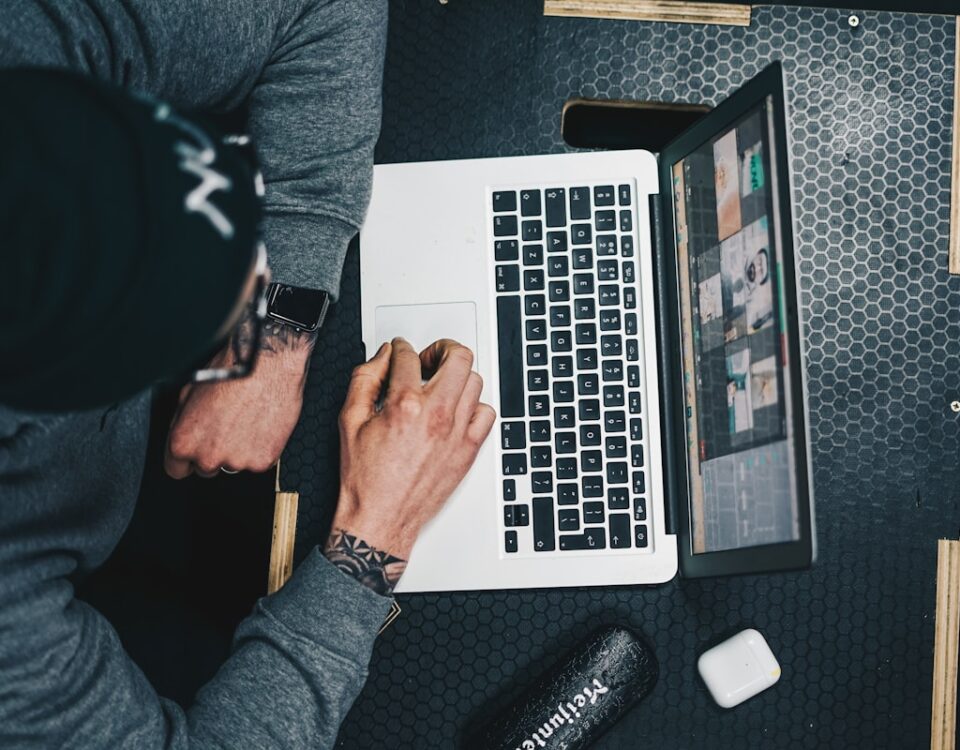 Sistemas inteligentes para controle de arenas esportivas a man sitting at a desk using a laptop computer