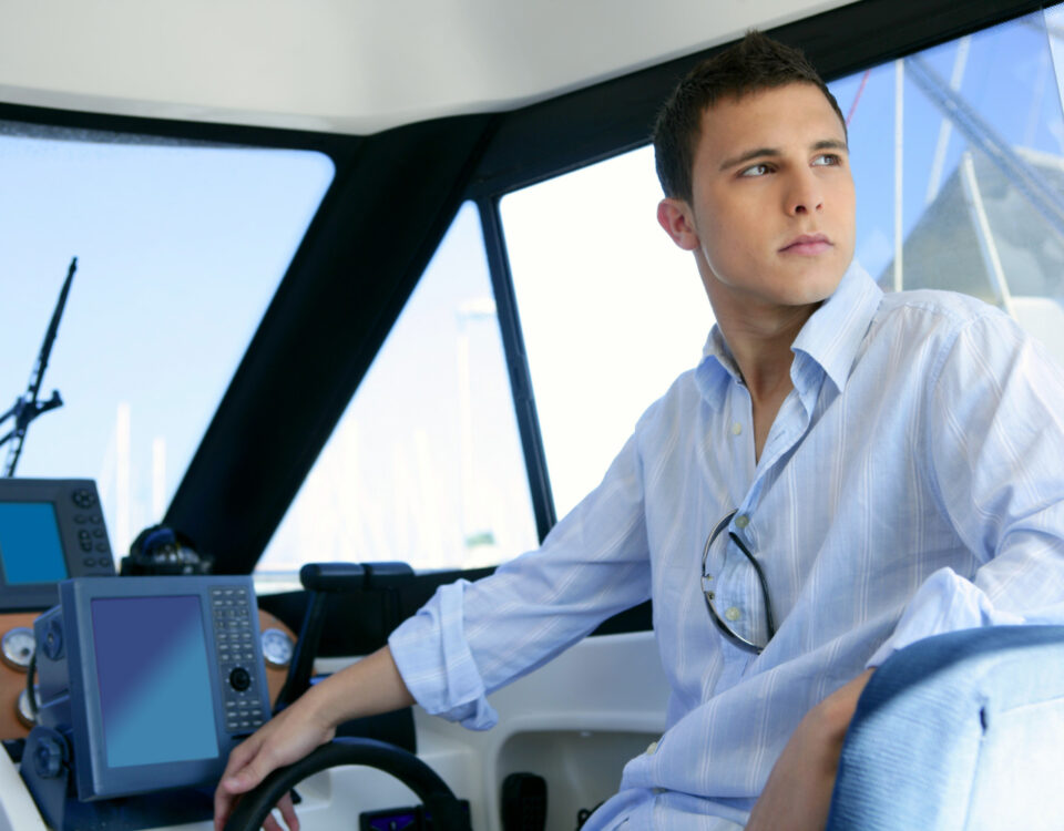 Equipamentos eletrônicos essenciais para um passeio náutico perfeito